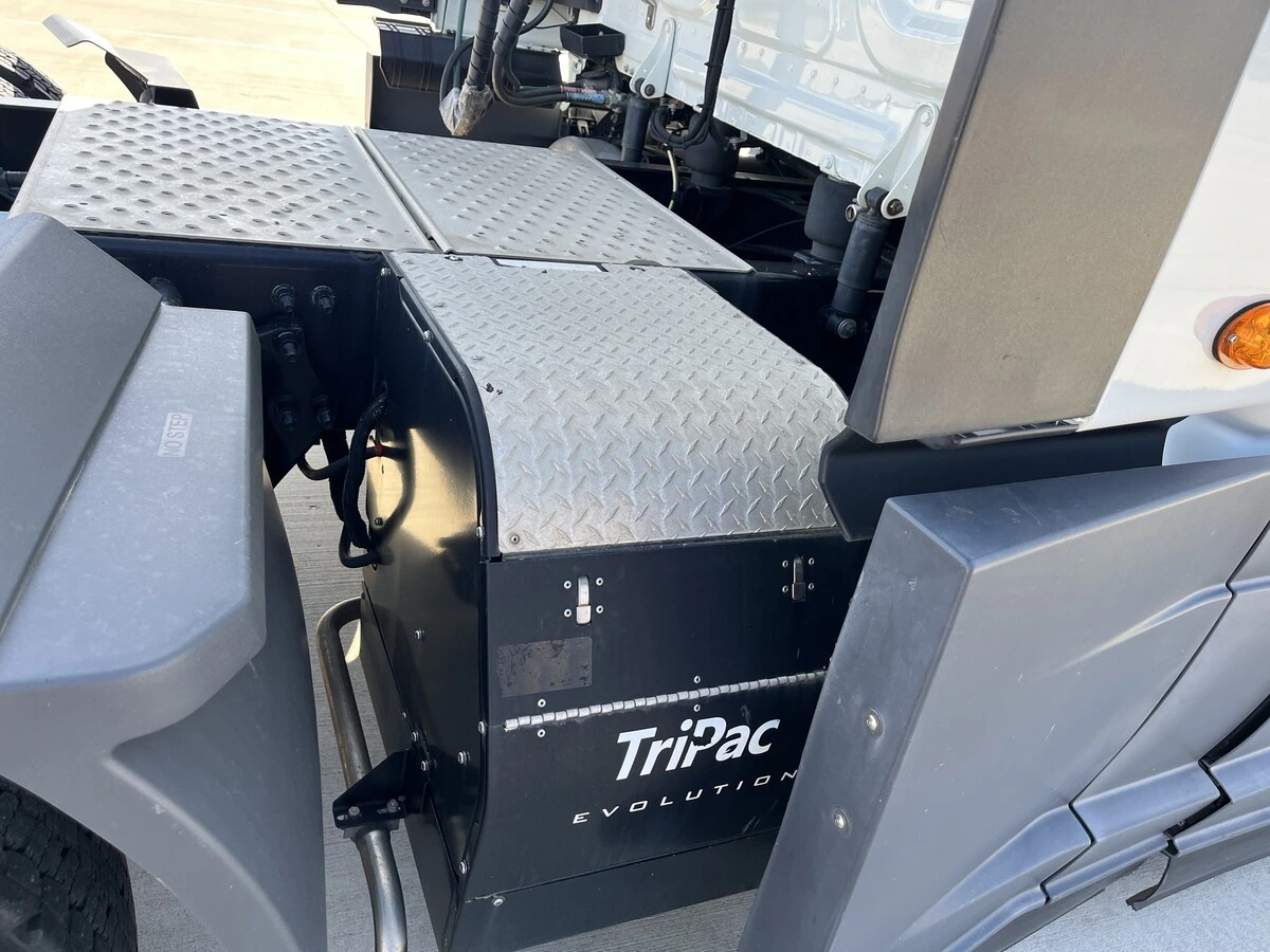 2021 Freightliner Cascadia - image 3