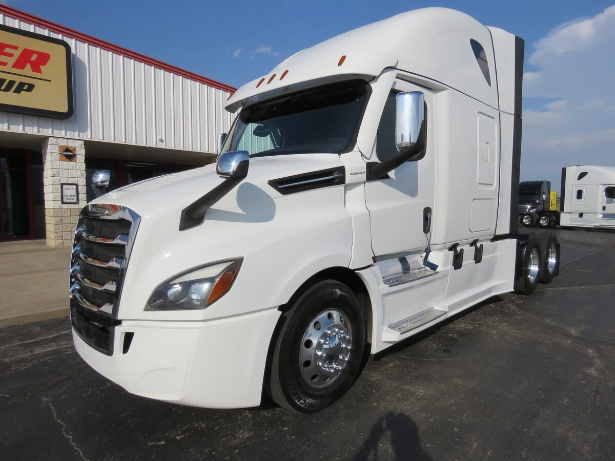 2022 Freightliner Cascadia - image 1