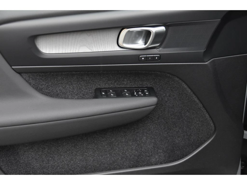 2026 Volvo - image 26