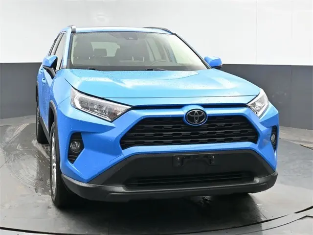 2019 Toyota RAV4 XLE Premium photo 3