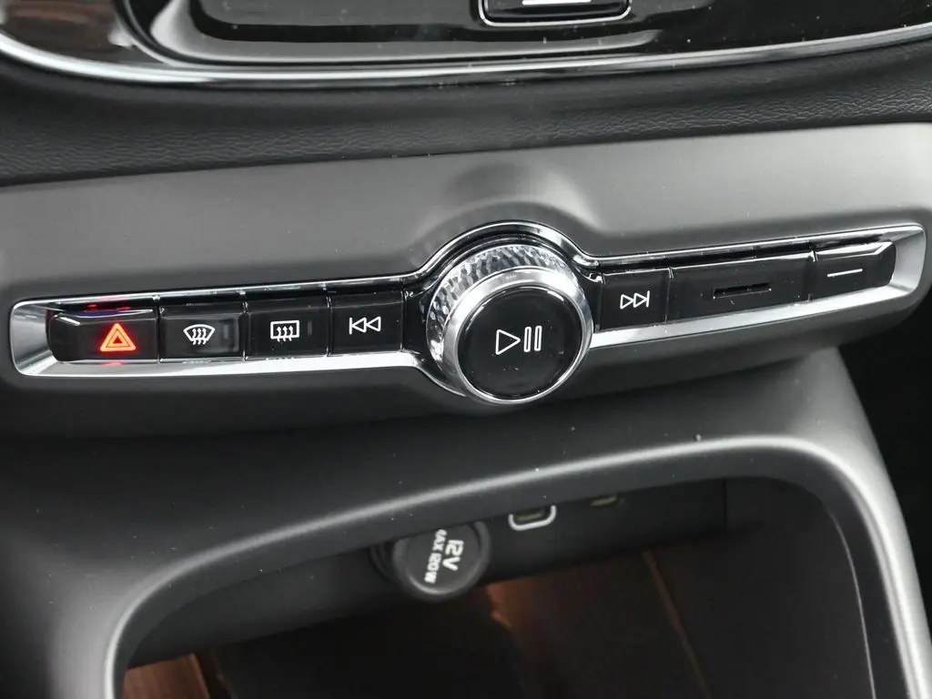 2025 Volvo - image 15