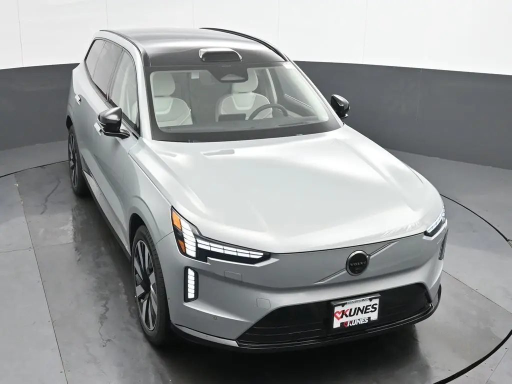 2025 Volvo - image 36