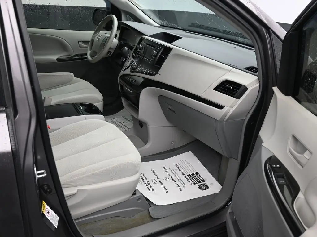 2014 Toyota Sienna LE photo 15