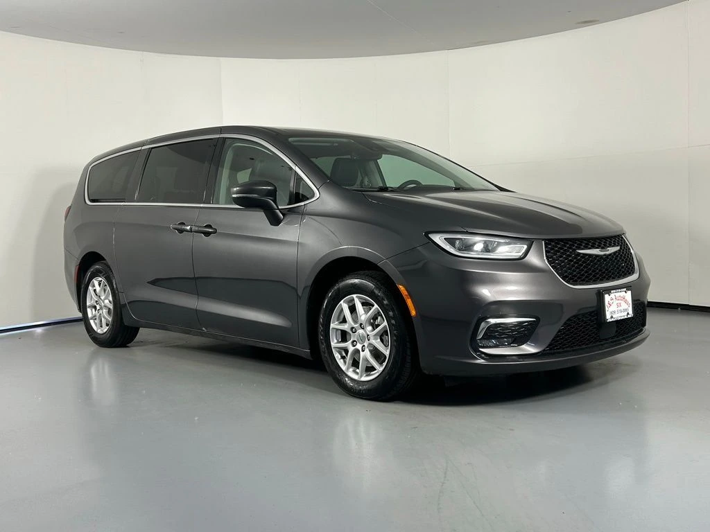 2023 Chrysler Pacifica Touring L's photo