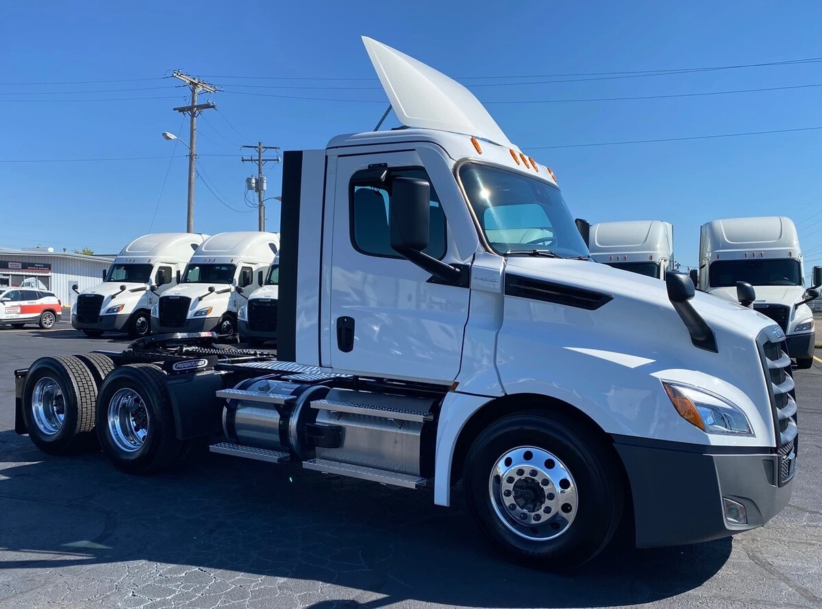 2027 Freightliner Cascadia — photo 8