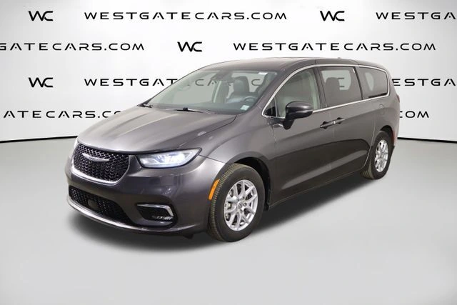 2023 Chrysler Pacifica Touring L's photo