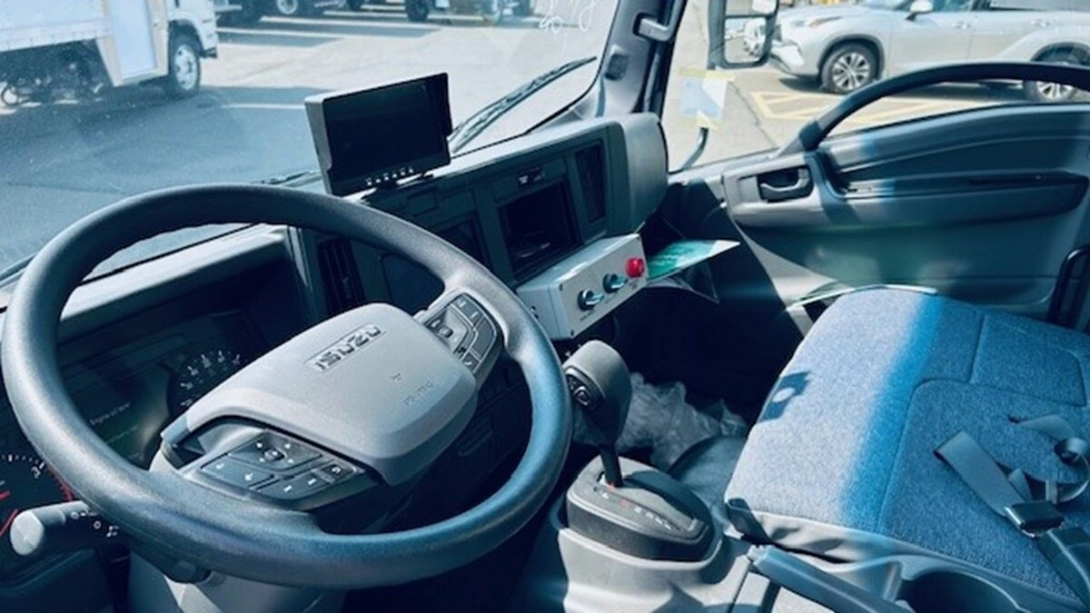 2025 Isuzu NRR - image 9