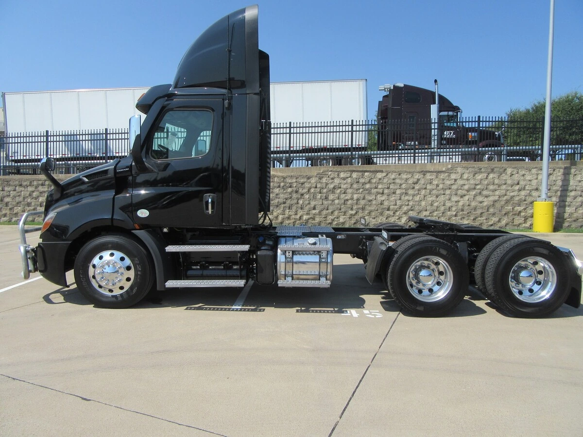 2023 Freightliner Cascadia — photo 6
