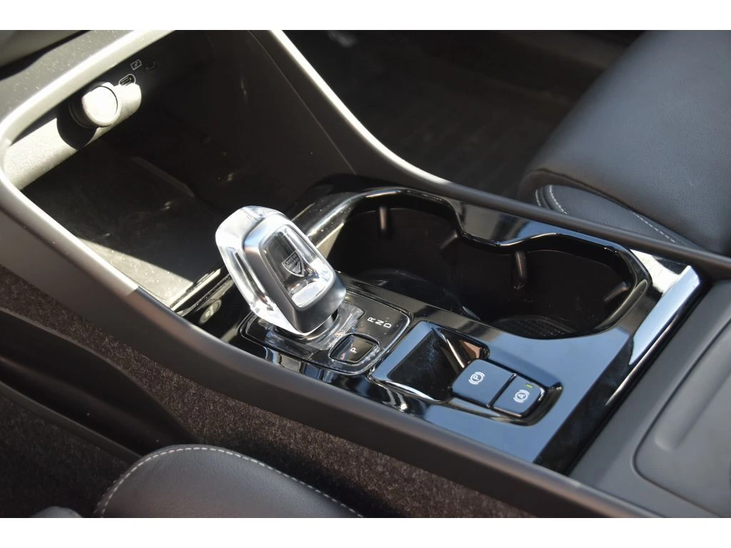 2025 Volvo - image 36