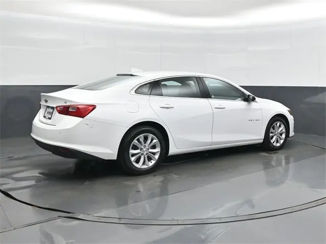 2024 Chevrolet Malibu 1LT photo 2