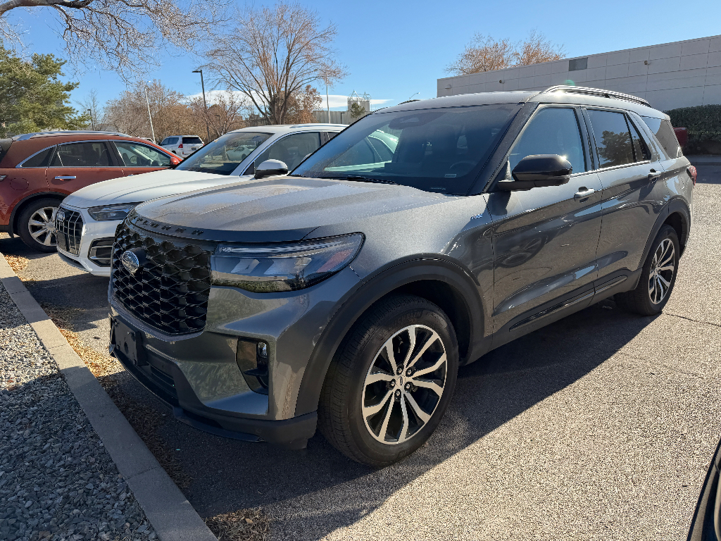 2025 Ford Explorer ST-LINE's photo