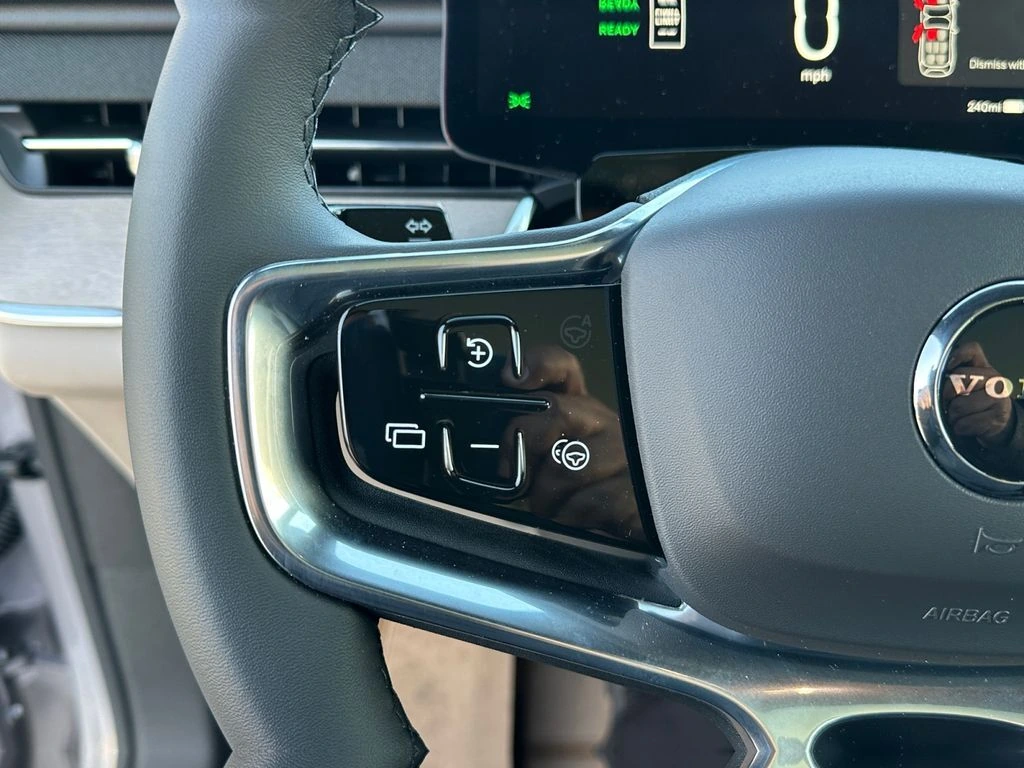 2026 Volvo - image 18