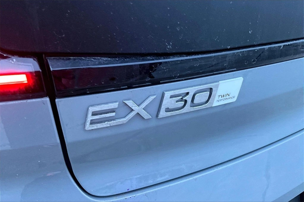 2026 Volvo - image 9