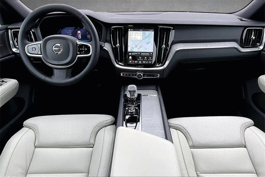 2026 Volvo - image 5