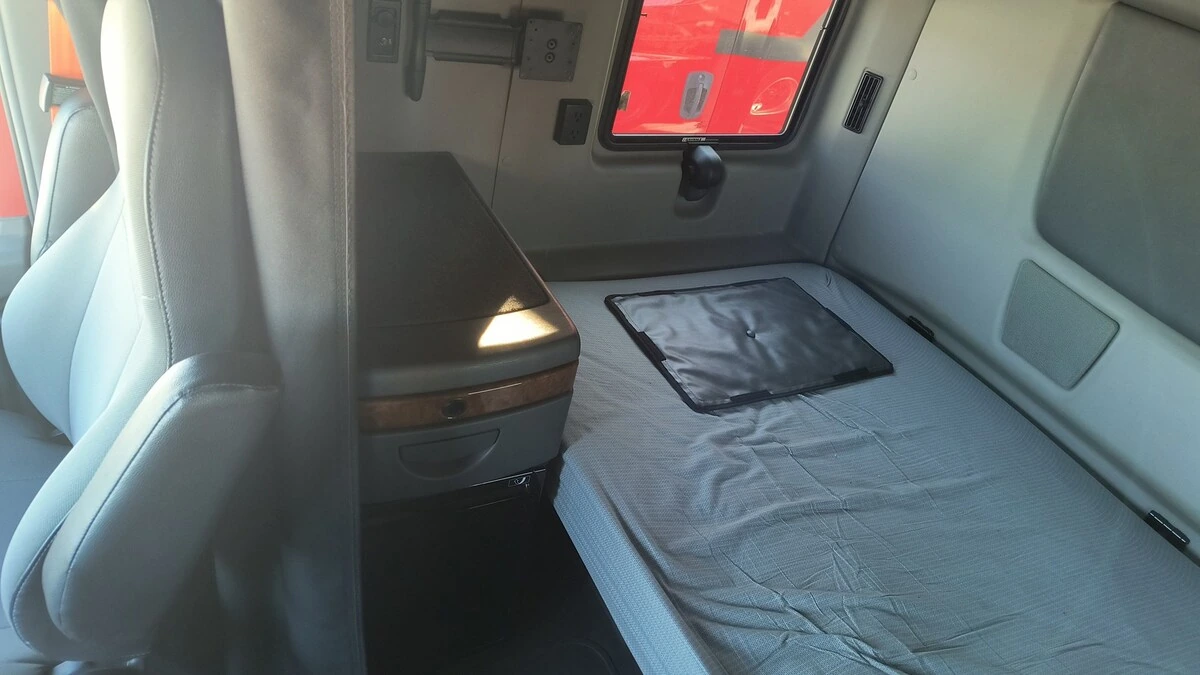 2020 International LT - image 14