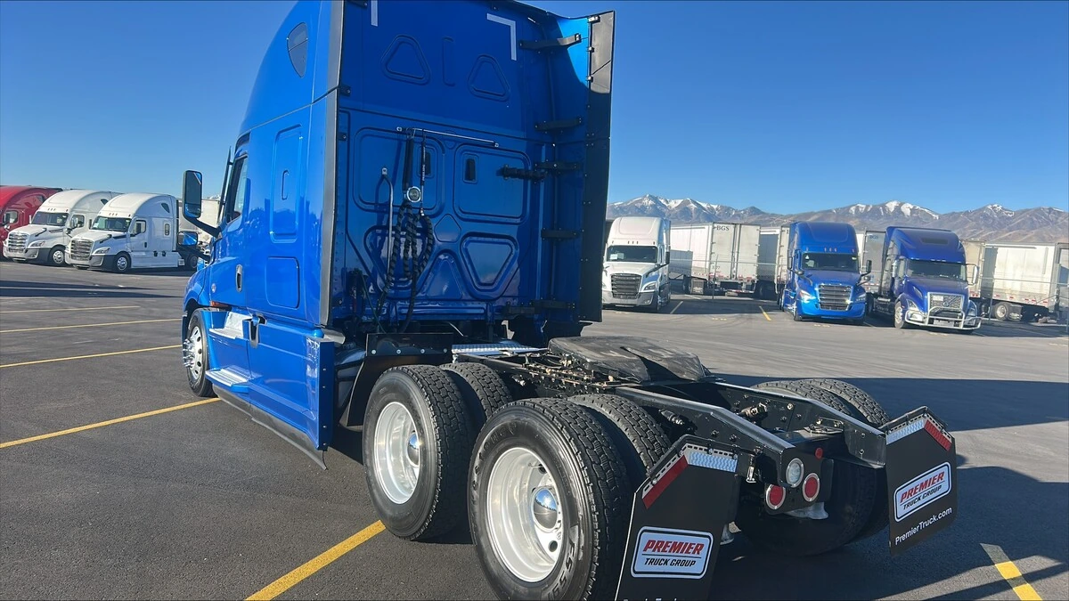 2022 Freightliner Cascadia - image 5