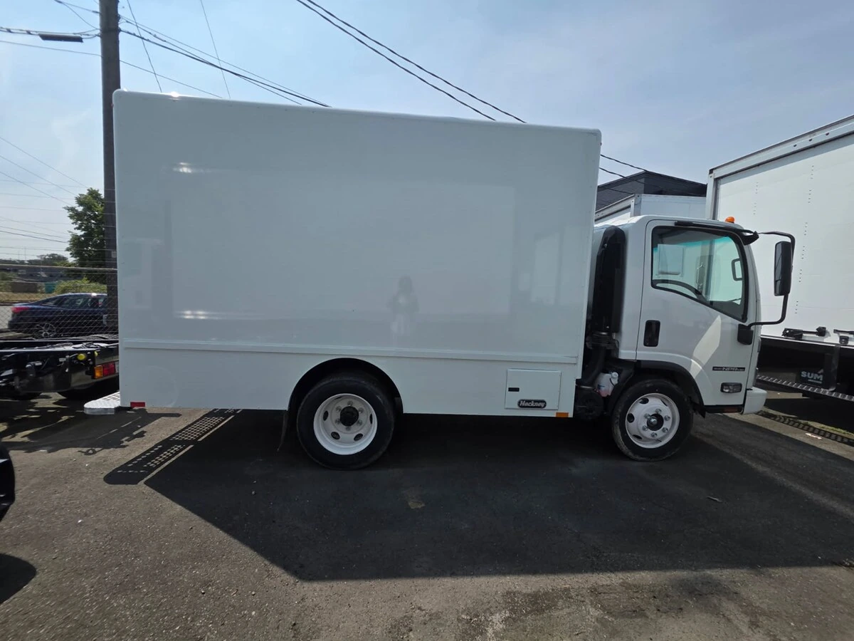 2024 Isuzu NPR — photo 2