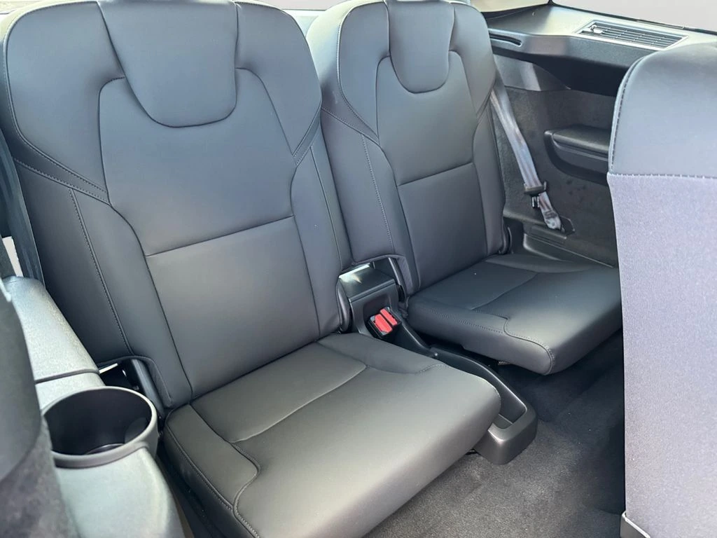 2026 Volvo - image 8