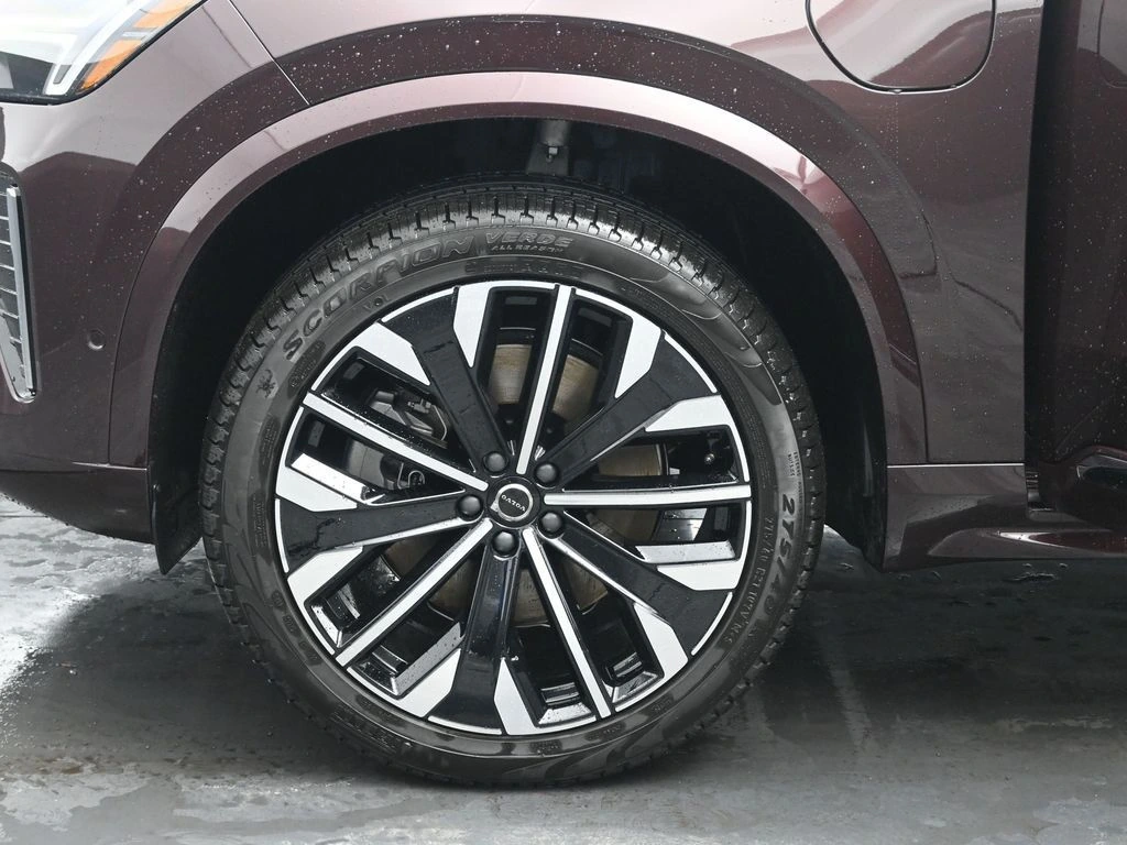 2026 Volvo - image 29