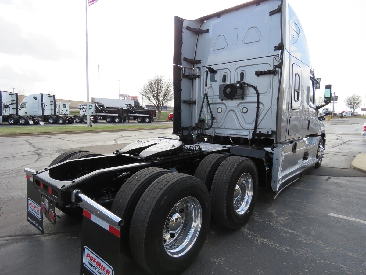 2022 Freightliner Cascadia - image 7