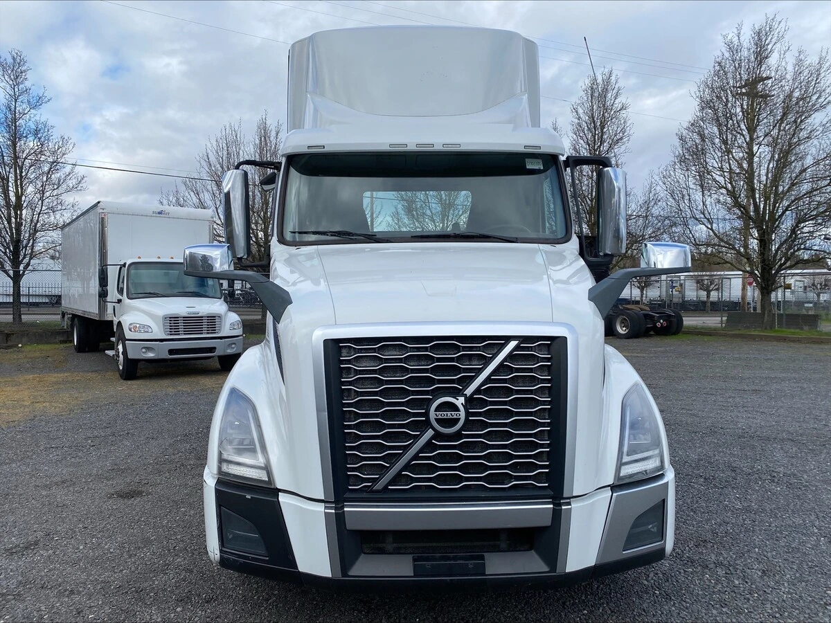 2018 Volvo VNL 860 - image 8