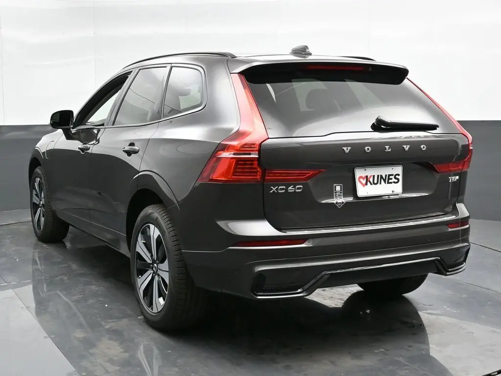 2025 Volvo - image 9