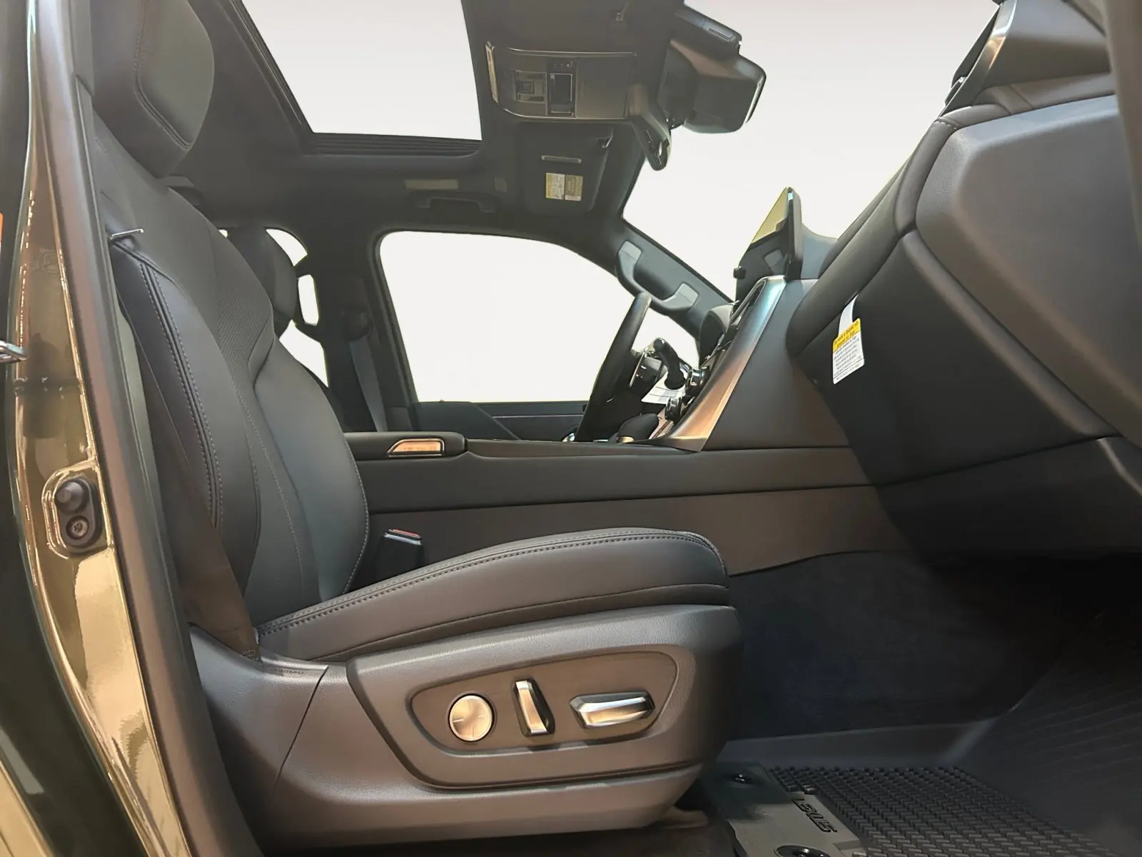 2025 Lexus LX photo 14