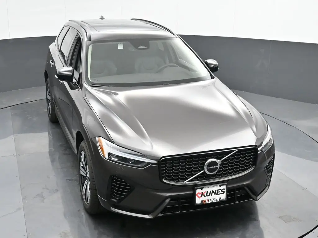 2025 Volvo - image 35