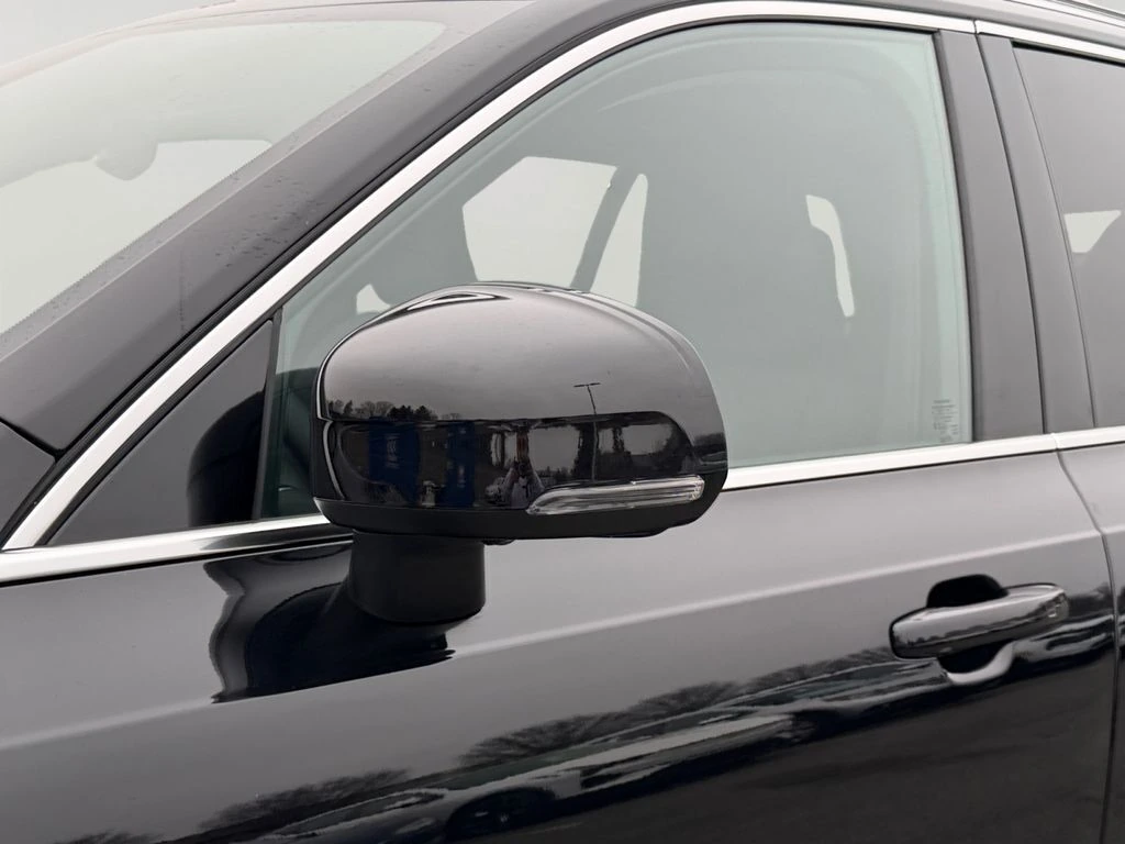 2025 Volvo - image 27
