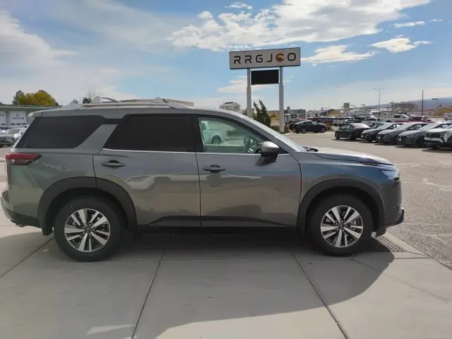 2025 Nissan Pathfinder SL photo 4