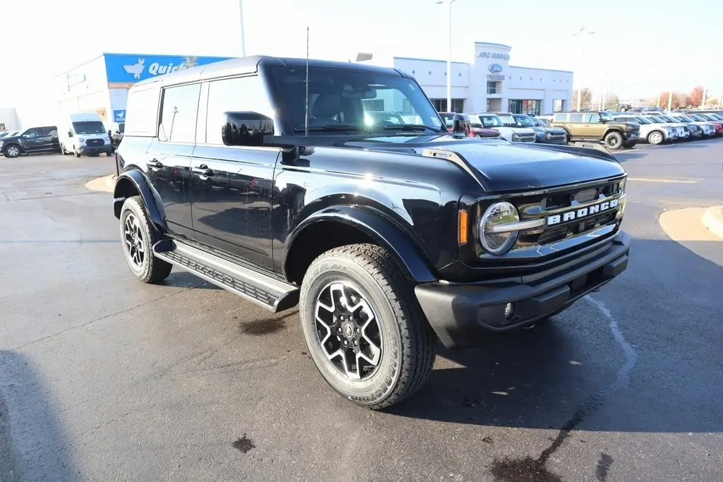 2025 Ford Bronco 4-Door Outer Banks's photo