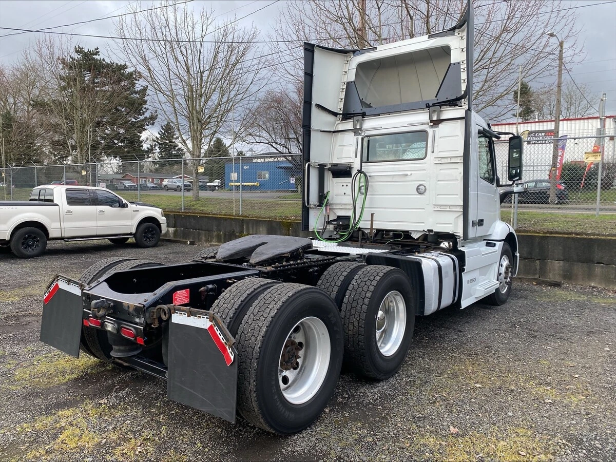 2019 Volvo VNL 860 - image 4