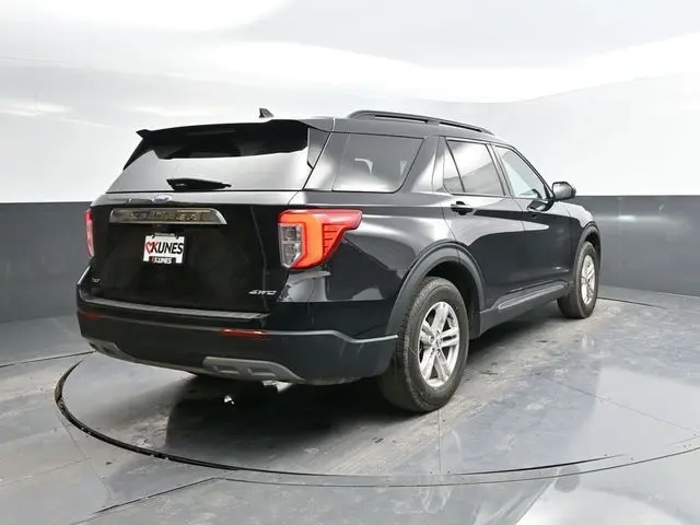 2023 Ford Explorer XLT photo 2