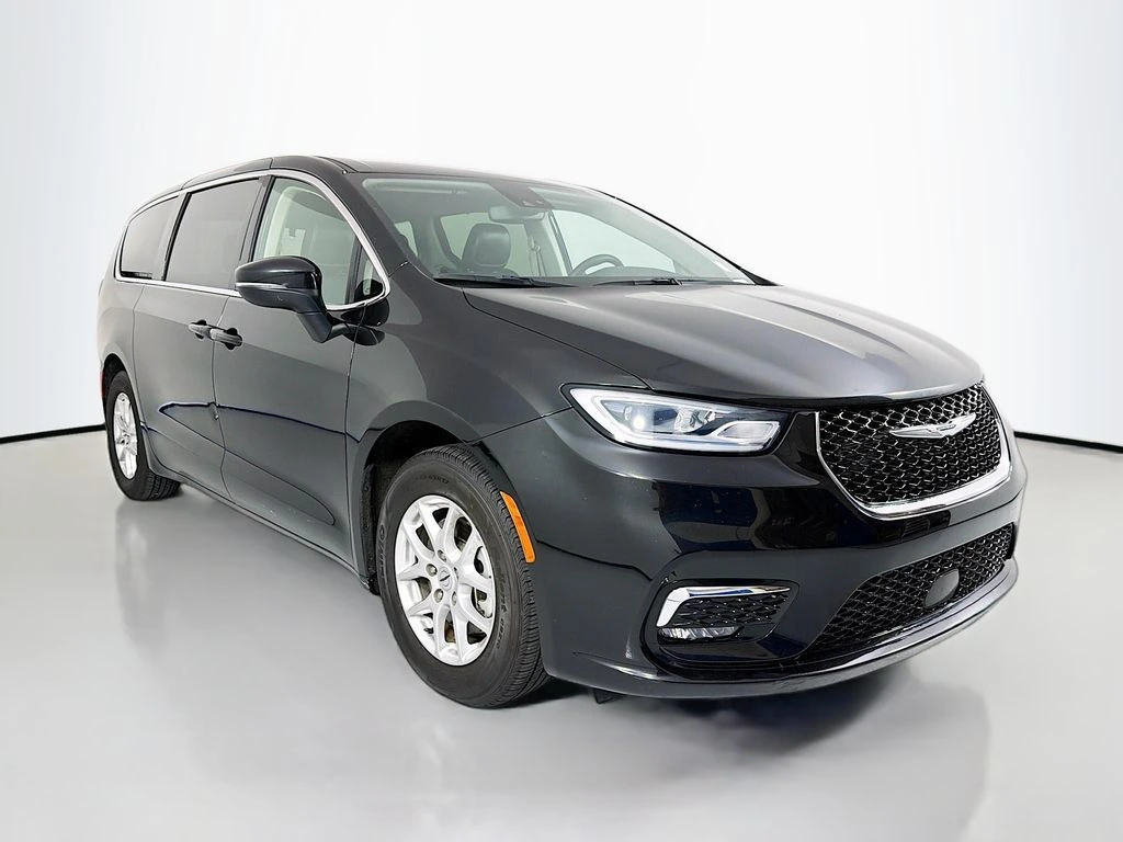 2023 Chrysler Pacifica Touring L's photo