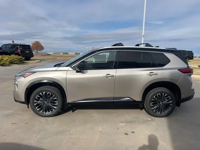 2026 Nissan Rogue Platinum photo 3