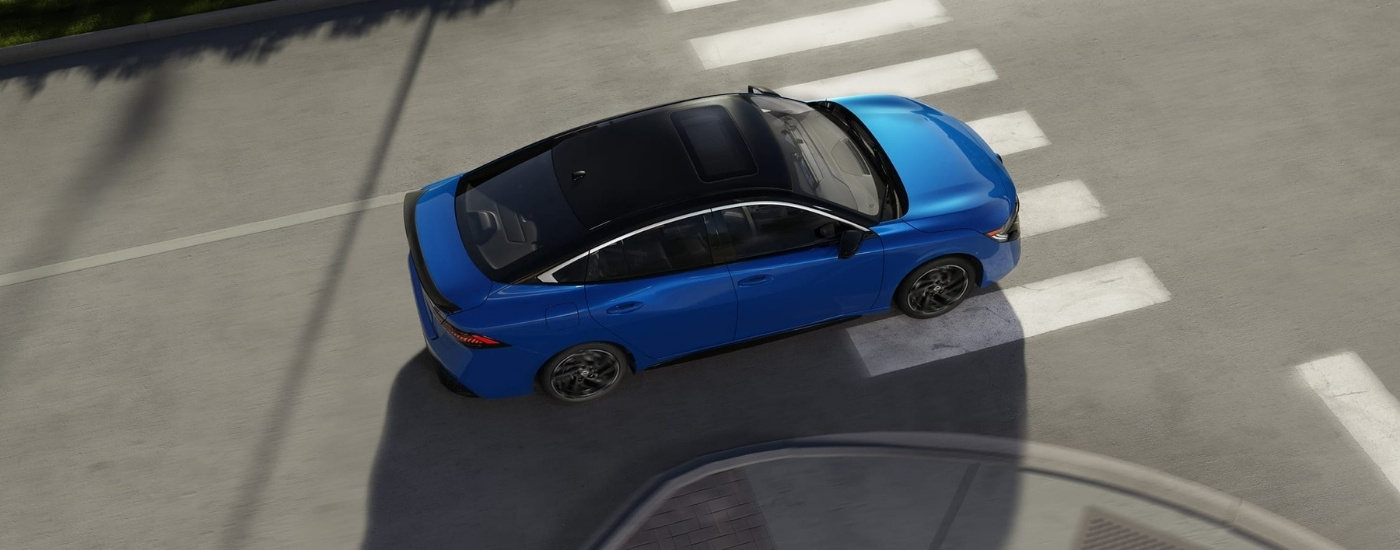 Nissan Sentra SR 2026 de color azul atravesando una intersección