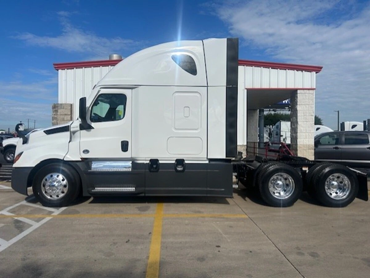 2024 Freightliner Cascadia - image 2