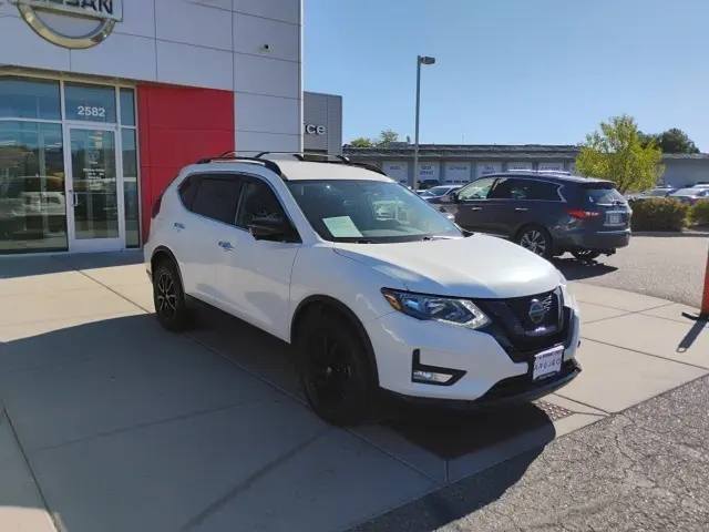 2018 Nissan Rogue SV photo 3