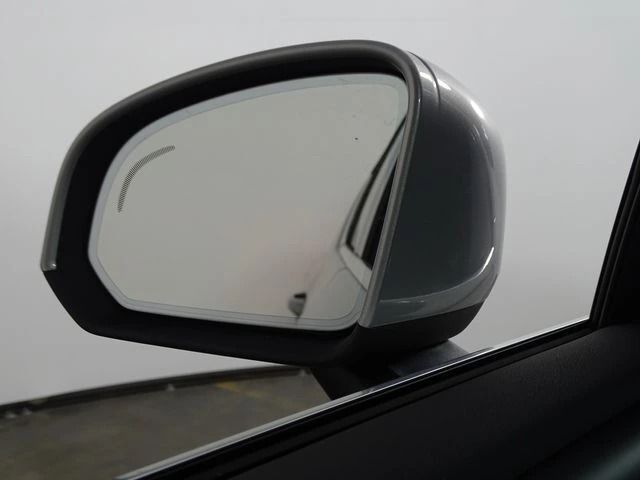 2025 Volvo - image 37