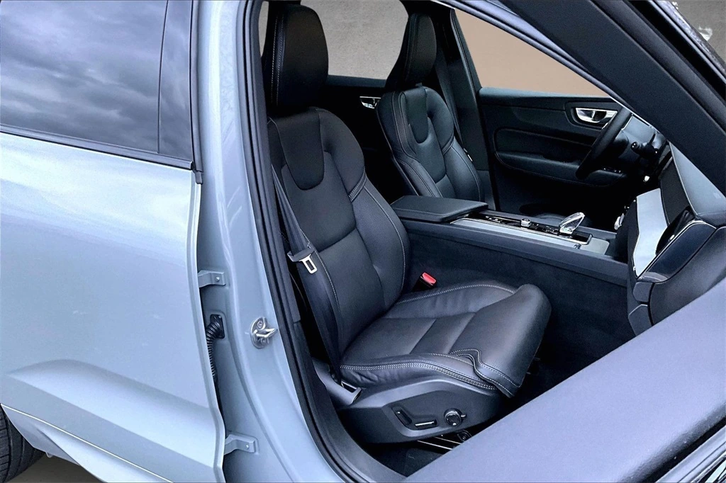 2025 Volvo - image 29