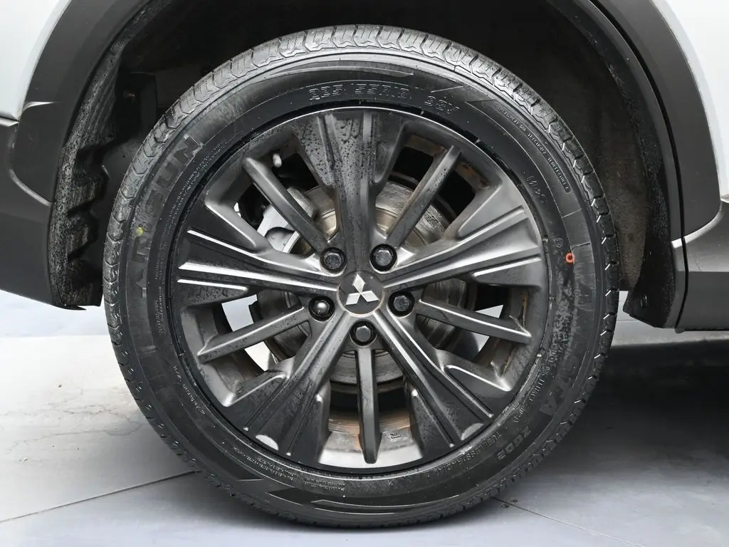 2022 Mitsubishi Eclipse Cross LE SEL GT photo 9