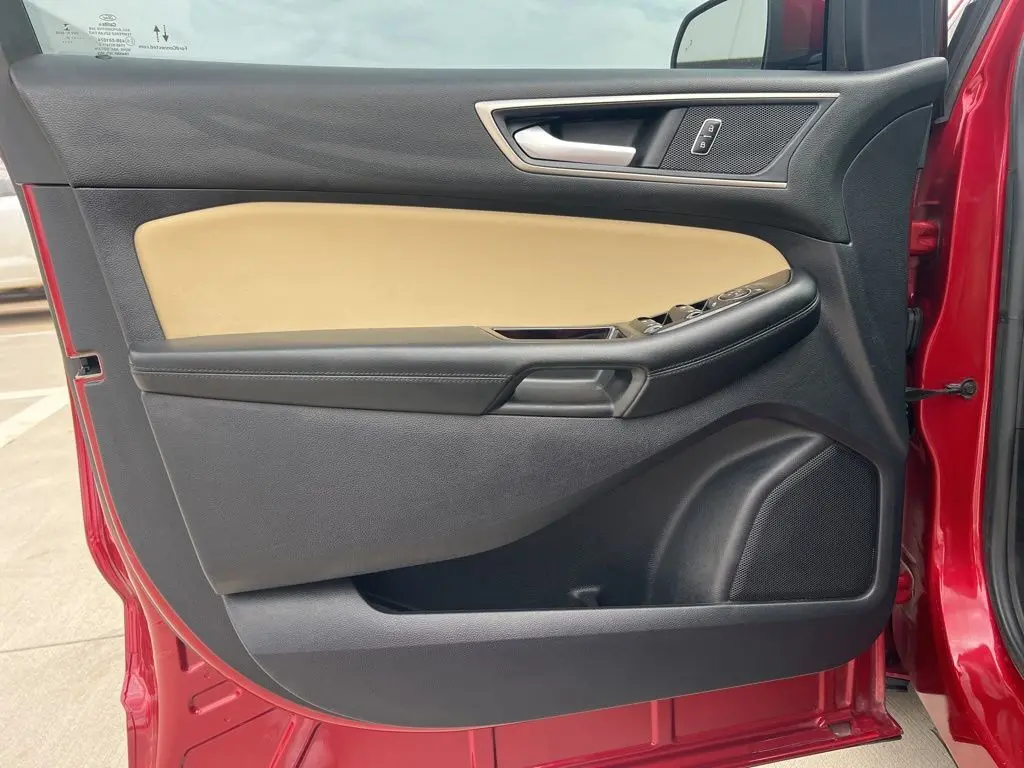 2020 Ford Edge SEL photo 9