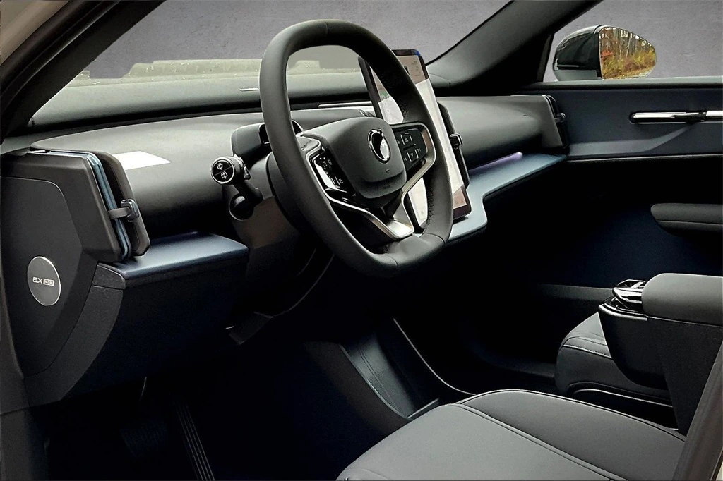 2026 Volvo - image 7