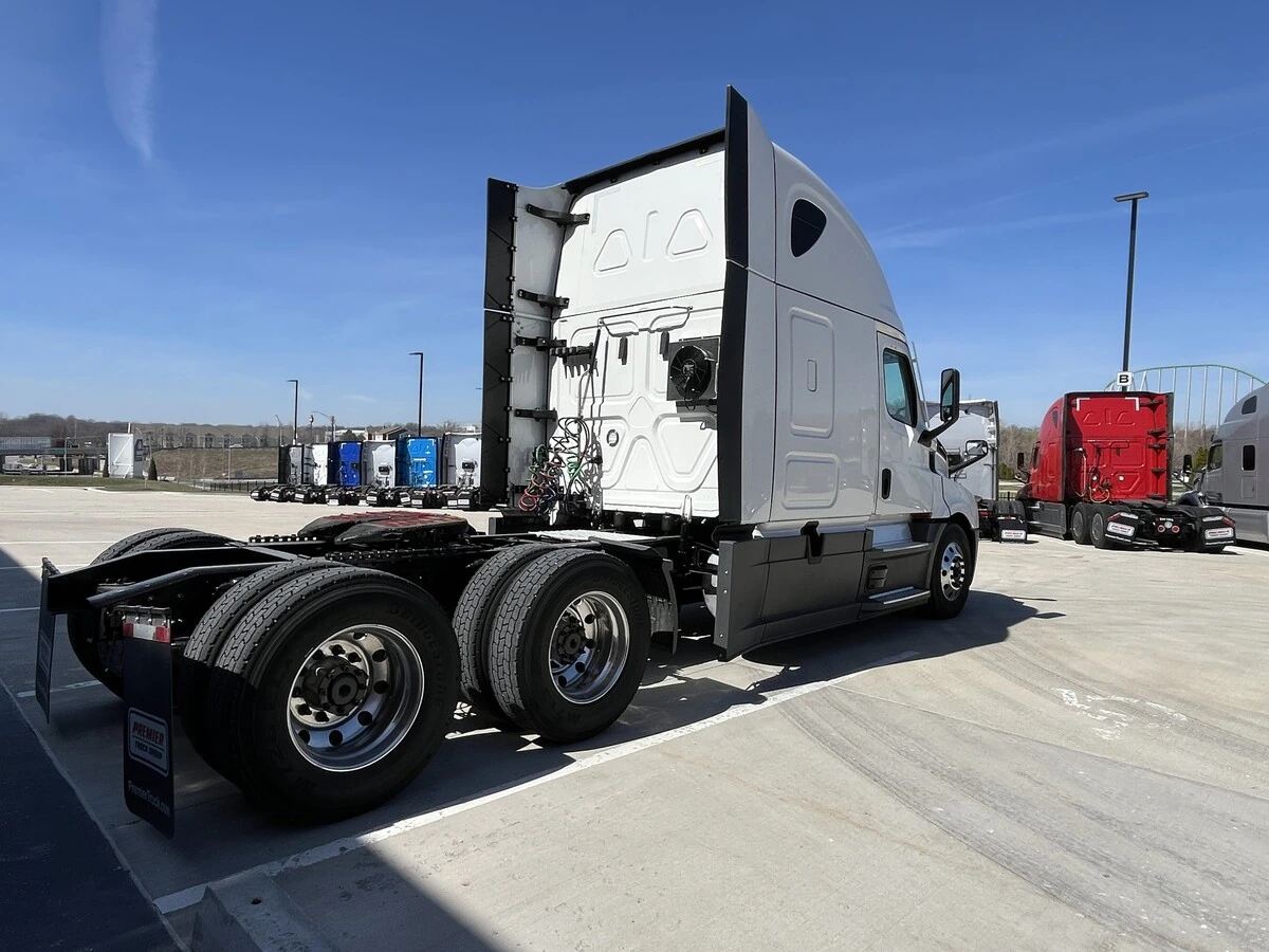 2023 Freightliner Cascadia - image 16