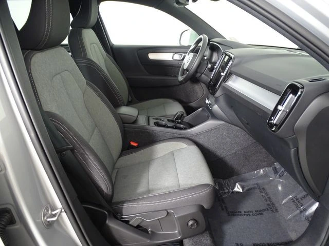 2025 Volvo - image 15