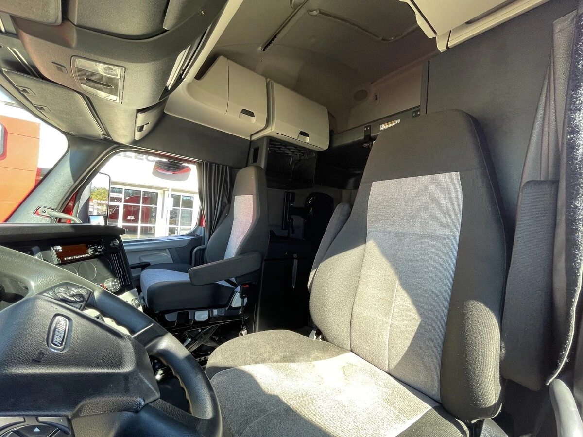 2021 Freightliner Cascadia - image 20