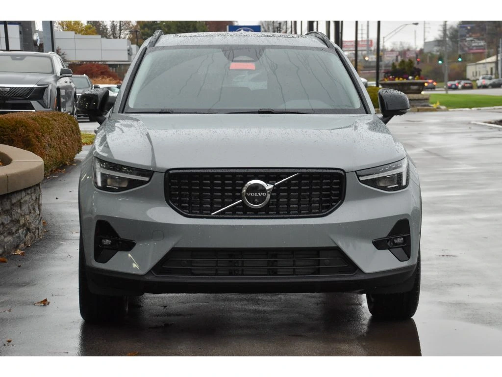 2026 Volvo - image 8