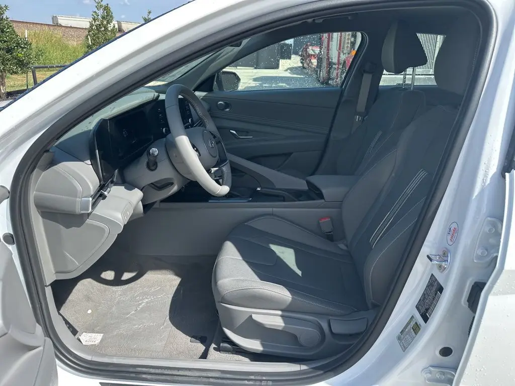 2025 Hyundai Elantra SEL Sport photo 20