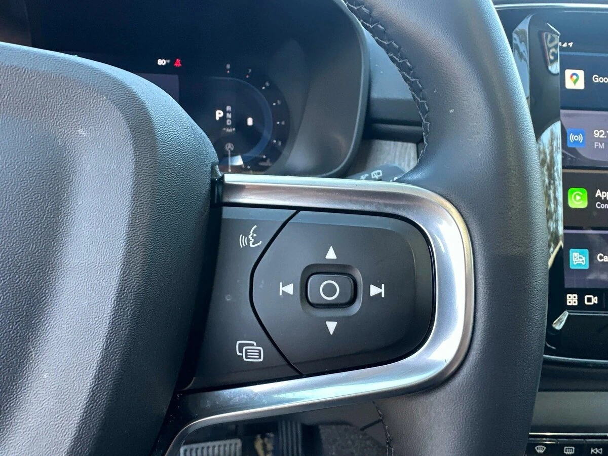 2025 Volvo - image 26