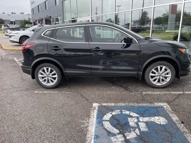 2022 Nissan Rogue Sport S photo 3